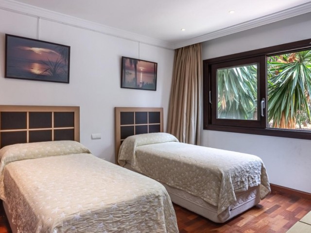 Villa avec 10 Chambres  à Estepona