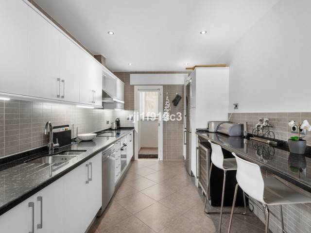 3 Bedrooms Apartment in Elviria