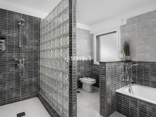 3 Bedrooms Apartment in Elviria