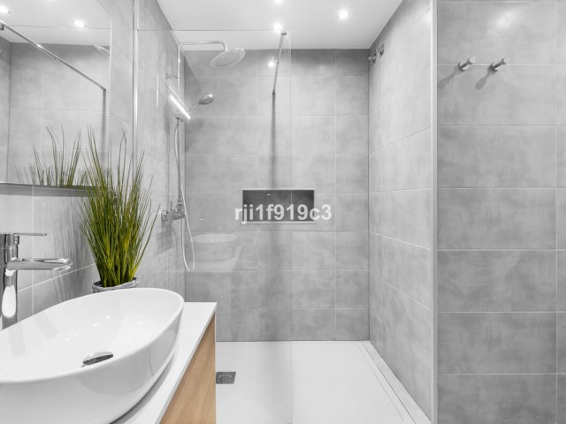 3 Bedrooms Apartment in Elviria