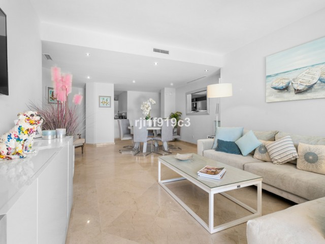 3 Bedrooms Apartment in Elviria