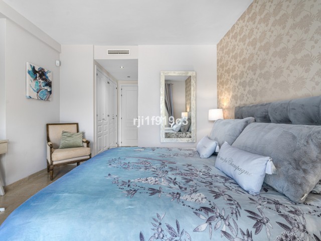 3 Bedrooms Apartment in Elviria