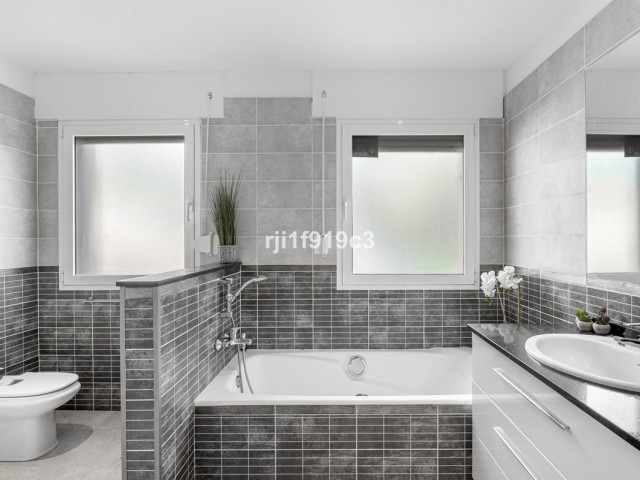 3 Bedrooms Apartment in Elviria
