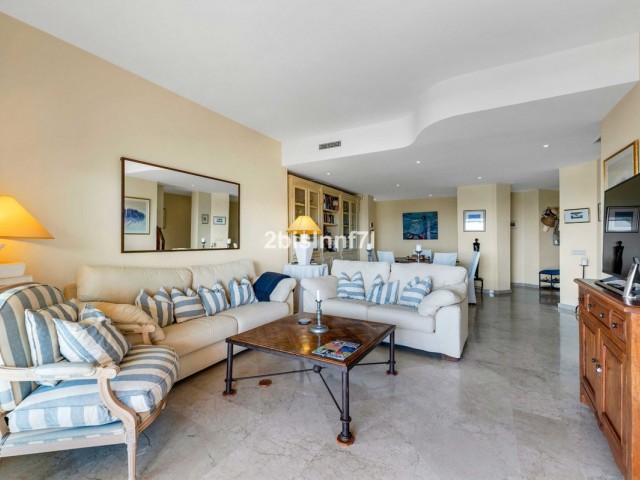 3 Bedrooms Apartment in Elviria