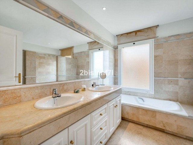 3 Bedrooms Apartment in Elviria