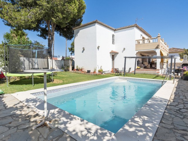 Villa avec 6 Chambres  à Estepona