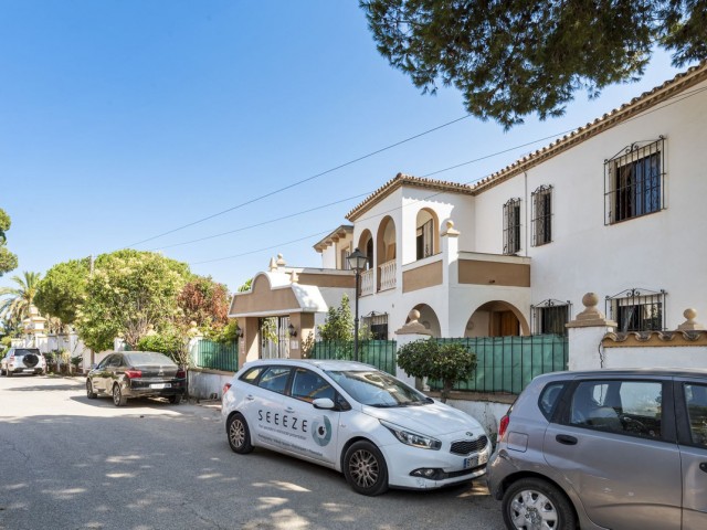 Villa avec 6 Chambres  à Estepona
