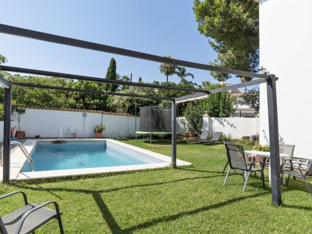 Villa avec 6 Chambres  à Estepona