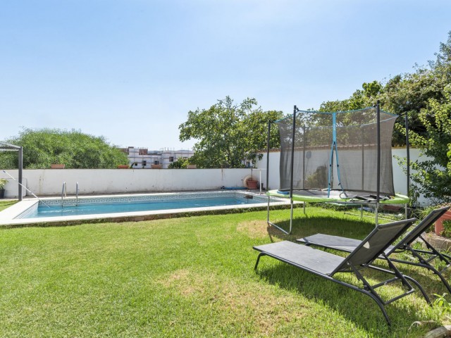 Villa avec 6 Chambres  à Estepona