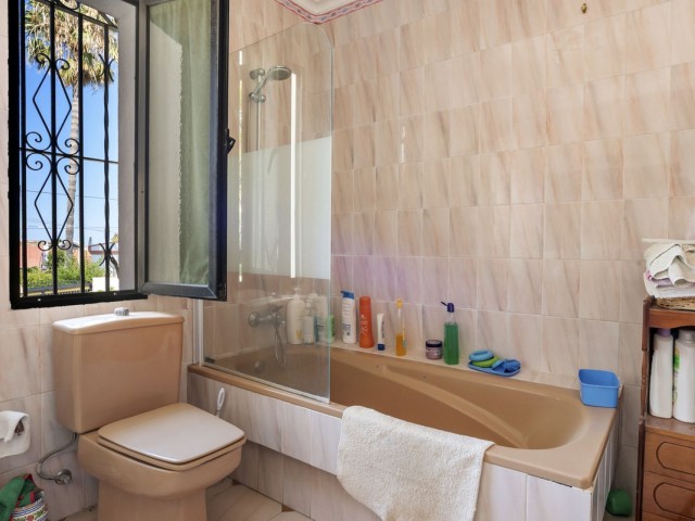 Villa avec 6 Chambres  à Estepona