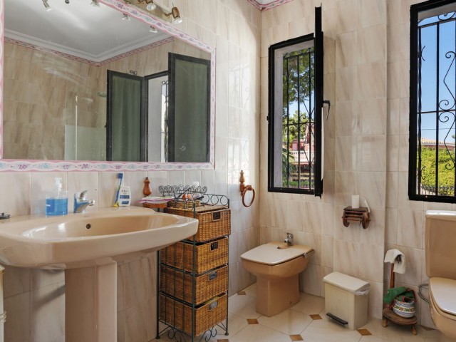 Villa avec 6 Chambres  à Estepona