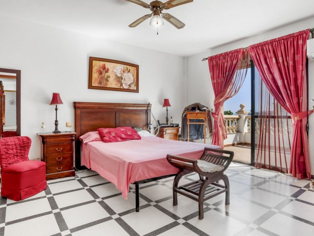 Villa avec 6 Chambres  à Estepona
