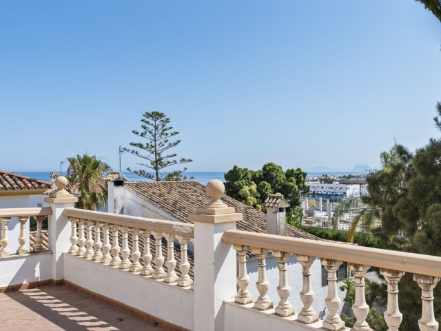 Villa avec 6 Chambres  à Estepona