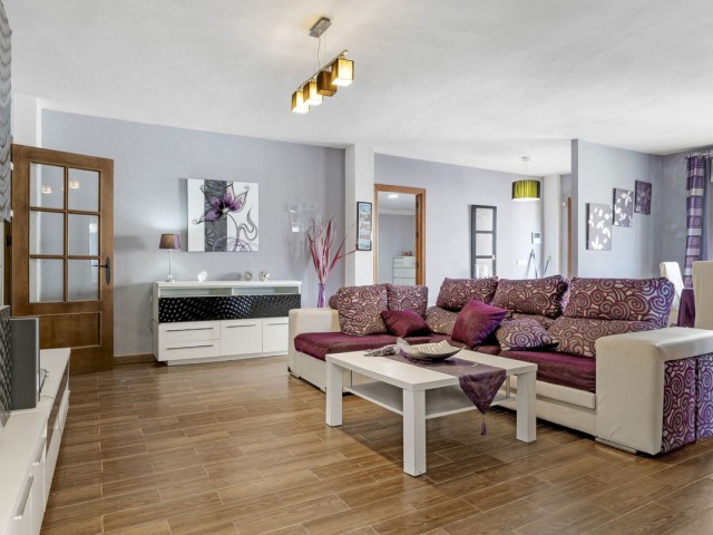Villa avec 6 Chambres  à Estepona