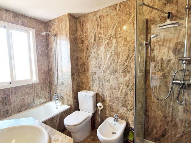 Maison mitoyenne avec 3 Chambres  à Estepona