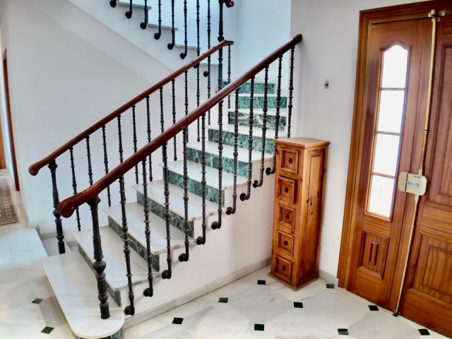 Villa con 5 Dormitorios  en Ojén