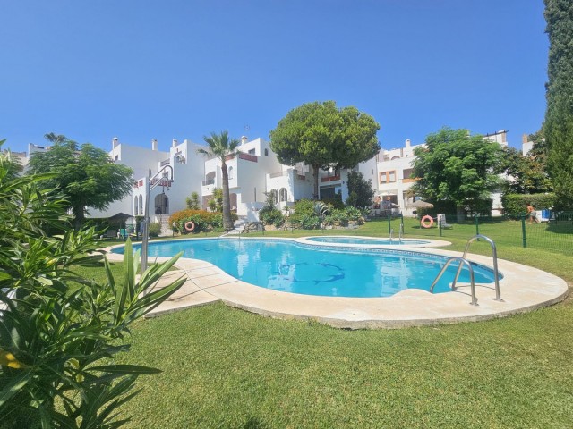 Maison mitoyenne avec 4 Chambres  à Estepona