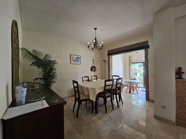 Maison mitoyenne avec 4 Chambres  à Estepona