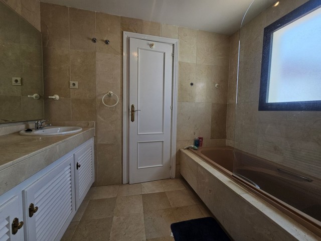 Maison mitoyenne avec 4 Chambres  à Estepona