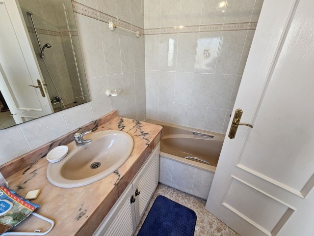 Maison mitoyenne avec 4 Chambres  à Estepona
