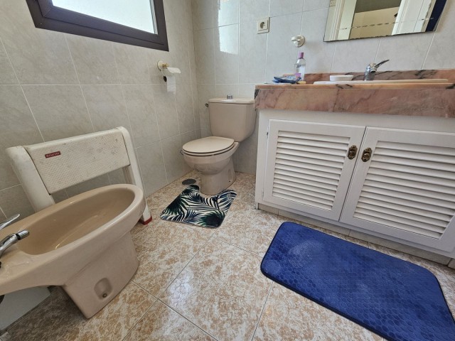 Maison mitoyenne avec 4 Chambres  à Estepona