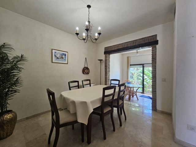 Maison mitoyenne avec 4 Chambres  à Estepona