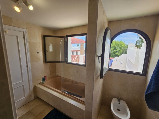 Maison mitoyenne avec 4 Chambres  à Estepona