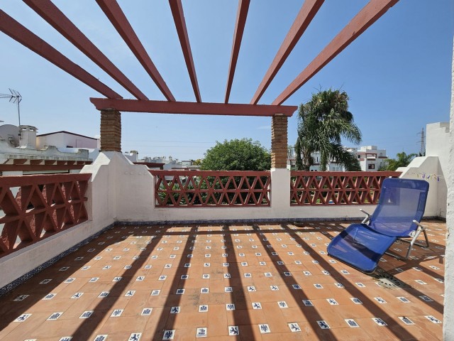 Maison mitoyenne avec 4 Chambres  à Estepona
