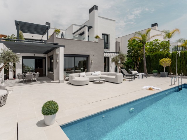 Maison mitoyenne avec 4 Chambres  à Estepona