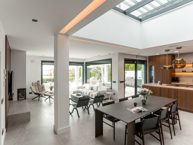 Maison mitoyenne avec 4 Chambres  à Estepona