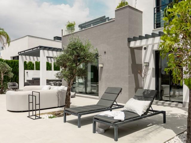 Maison mitoyenne avec 4 Chambres  à Estepona
