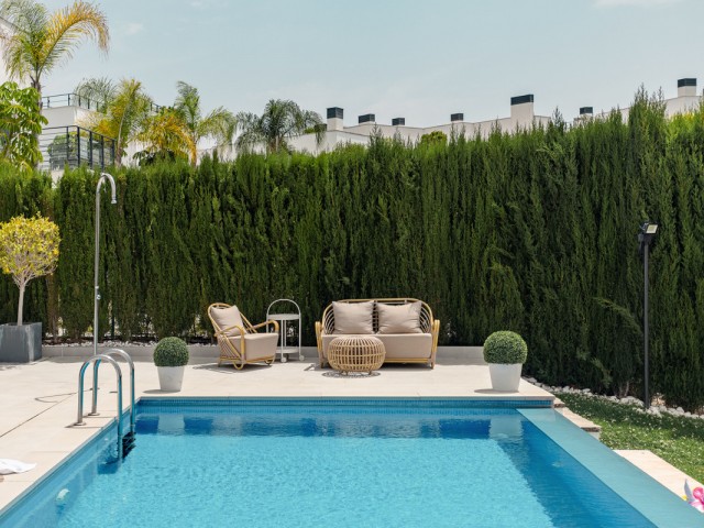 Maison mitoyenne avec 4 Chambres  à Estepona