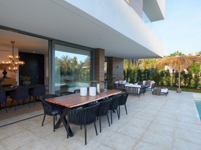 Villa avec 6 Chambres  à Estepona