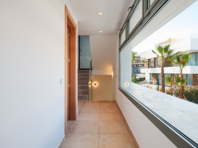 Villa avec 6 Chambres  à Estepona