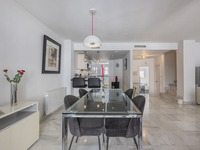 4 Schlafzimmer Reihenhaus in Nueva Andalucía