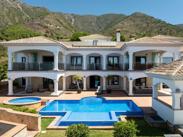 4 Bedrooms Villa in Mijas