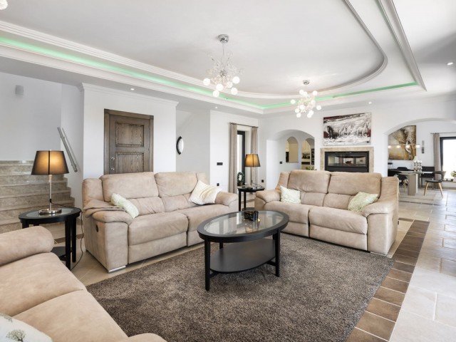 4 Bedrooms Villa in Mijas