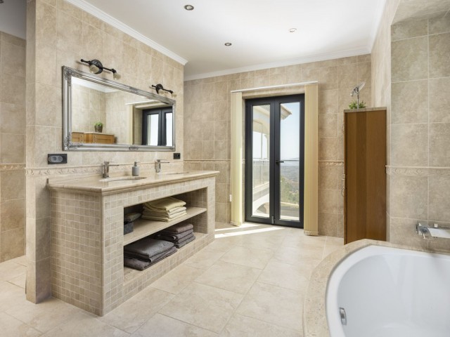 4 Bedrooms Villa in Mijas