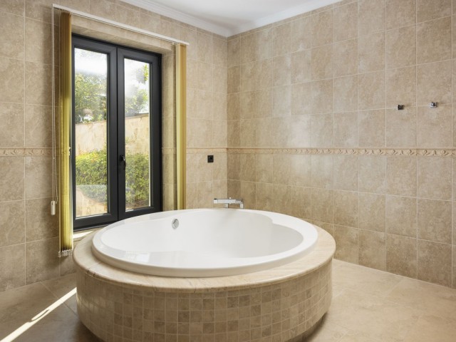 4 Bedrooms Villa in Mijas