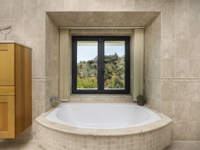 4 Bedrooms Villa in Mijas
