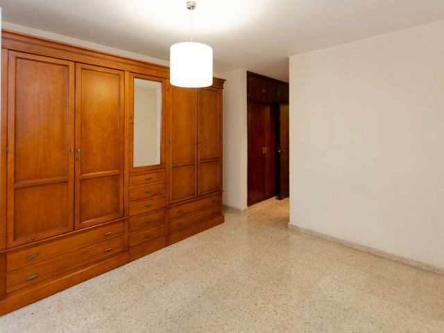 Apartamento con 4 Dormitorios  en Málaga Centro