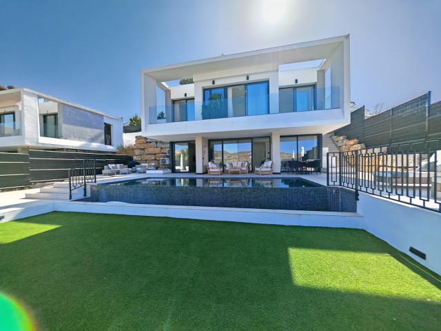Villa avec 5 Chambres  à Estepona