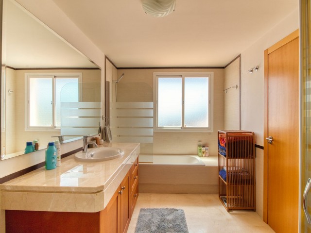 Maison mitoyenne avec 4 Chambres  à Manilva