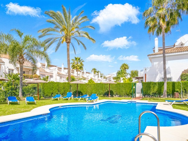 3 Slaapkamer Rijtjeshuis in Nueva Andalucía