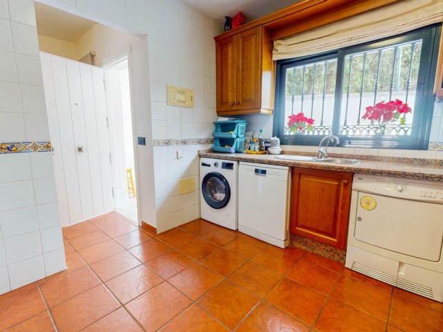 4 Bedrooms Villa in Benahavís