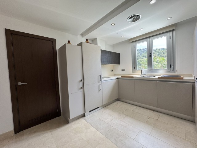 Apartamento con 3 Dormitorios  en Elviria