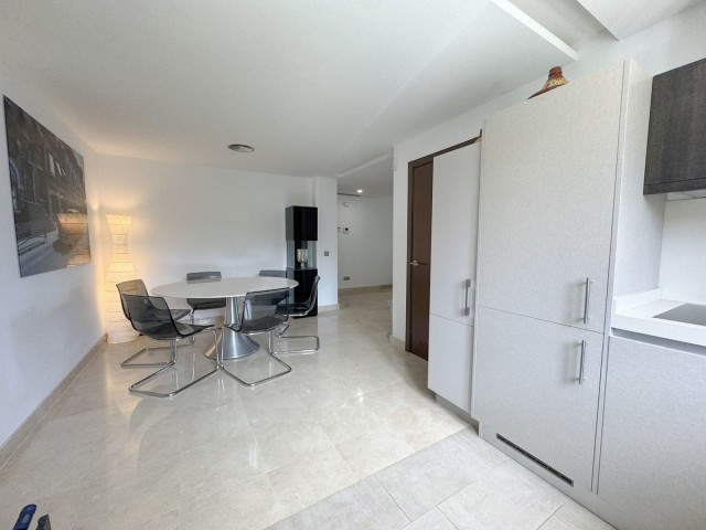Apartamento con 3 Dormitorios  en Elviria
