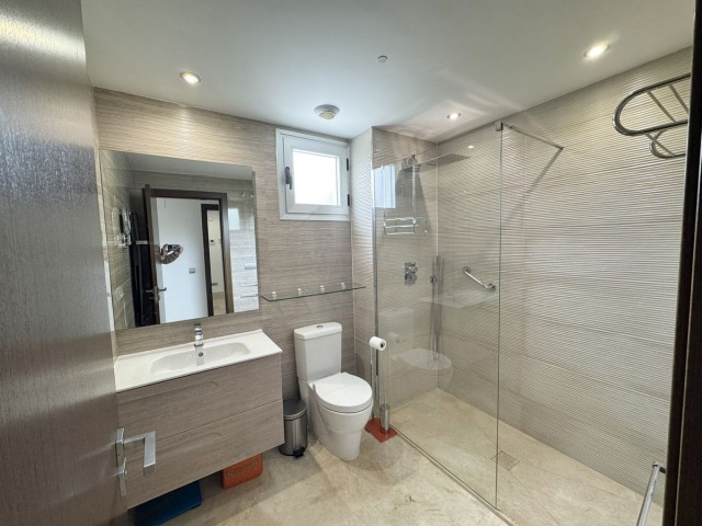Apartamento con 3 Dormitorios  en Elviria