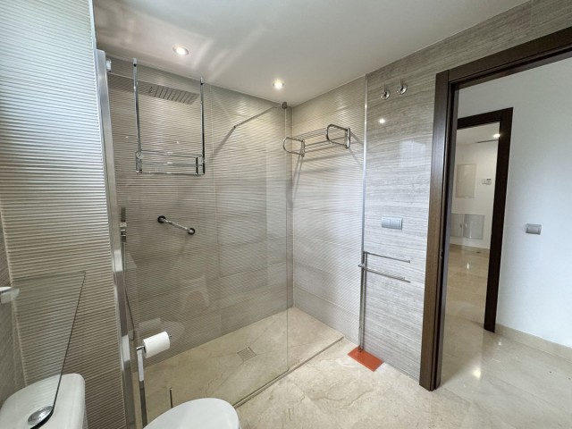 Apartamento con 3 Dormitorios  en Elviria