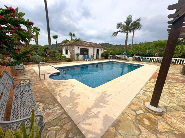 Villa avec 6 Chambres  à Estepona